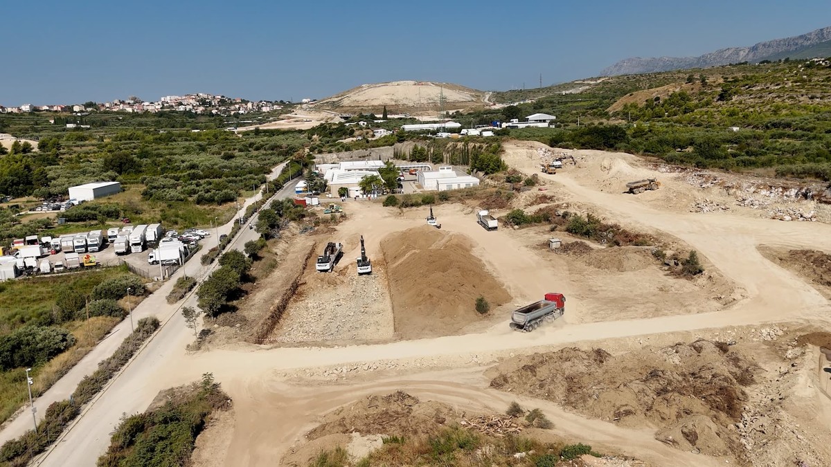 Editorial cover for “Construction begins on Croatia's second largest wastewater treatment plant near Split”, featuring stylised public buildings and reconstruction works for Croatia.